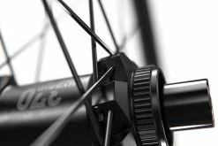 Dt-swiss Roue Avant HU 1900 Spline® 29" 25mm CL Boost -Vélo Électrique Soldes Magasin DTSwiss HU 1900 ProductDetail Hub 002 1920pxNxYwdn4cG1Uzw