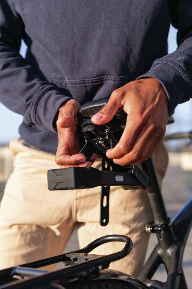 Abus SH-SF Adaptateur Pour Fixation De Selle, Housse De Pluie Incluse 4 Abus SH-SF Adaptateur Pour Fixation De Selle, Housse De Pluie Incluse – Image 2